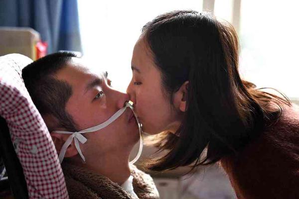 奧納納兩失誤致曼聯(lián)出局，阿莫林回?fù)襞u(píng)：別只盯著門將